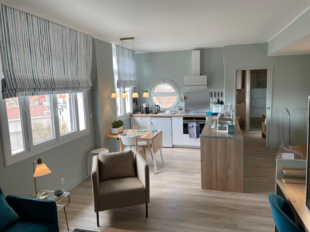 Vue Sur Rade Appartement Elegant Vaste Climatise Etage Eleve Ascenseur Proche Parking Et Toutes Commodites Au Coeur Du Toulon Historique 外观 照片
