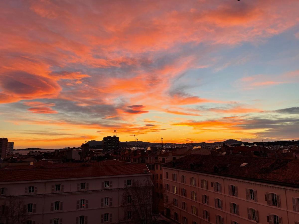Vue Sur Rade Appartement Elegant Vaste Climatise Etage Eleve Ascenseur Proche Parking Et Toutes Commodites Au Coeur Du Toulon Historique 外观 照片