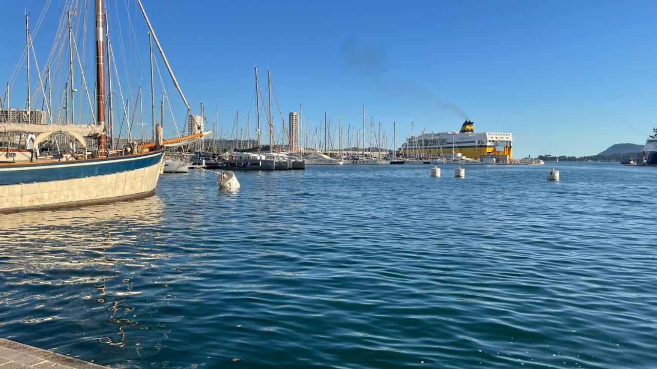 Vue Sur Rade Appartement Elegant Vaste Climatise Etage Eleve Ascenseur Proche Parking Et Toutes Commodites Au Coeur Du Toulon Historique 外观 照片